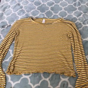 Long sleeve ruffled crop top